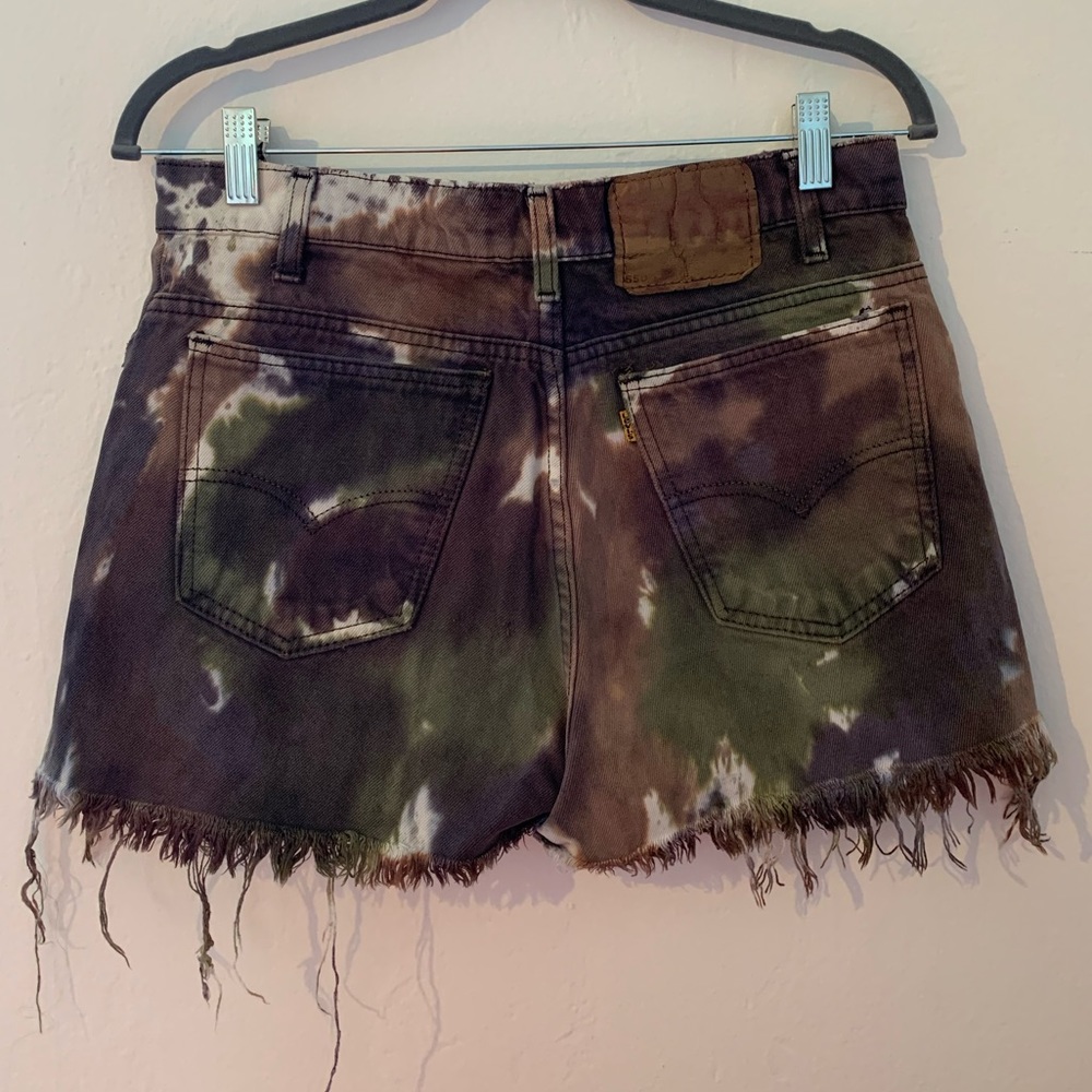 Levi’s cutoff tie dye shorts! 💚🤎